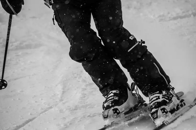 prevent knee injuries when skiing